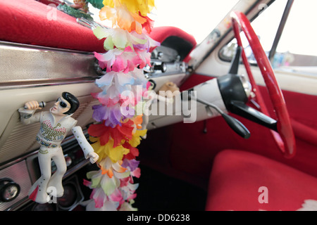 Inneren klassische Ford Consul mit Kitsch Elvis Figuren, Suffolk, UK Stockfoto