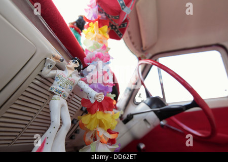 Inneren klassische Ford Consul mit Kitsch Elvis Figuren, Suffolk, UK Stockfoto