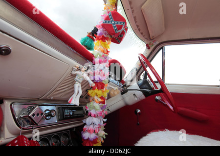 Inneren klassische Ford Consul mit Kitsch Elvis Figuren, Suffolk, UK Stockfoto