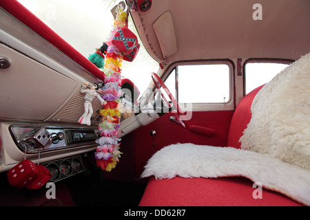 Inneren klassische Ford Consul mit Kitsch Elvis Figuren, Suffolk, UK Stockfoto