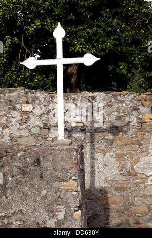 weißes Kreuz und Schatten am alten wall in Italien Stockfoto