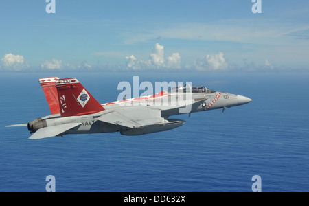 Ein US-Navy F/A-18F Super Hornet Flugzeuge zugeordnet, Strike Fighter Squadron (VFA) 102 fliegt in der Nähe der Flugzeugträger USS George Washington (CVN-73), nicht abgebildet, in der Philippine Sea 21. August 2013. George Washington war im Gange, in den USA 7. F Stockfoto