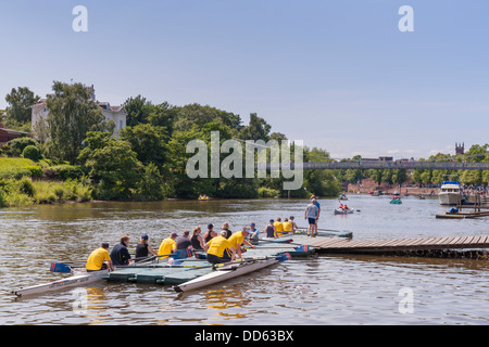 Die Grosvenor Rowing Club of Chester bereiten sich auf eine Trainingseinheit auf dem Fluss Dee. Stockfoto