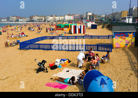 Menschen genießen die Sonne auf Margate direkt am Meer Stockfoto