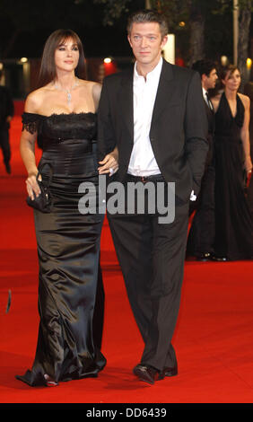 Italienische Schauspielerin Monica Bellucci (L) und französischer Schauspieler Vincent Cassel (R) kommen für die Premiere ihres Films "The Mann liebt" auf dem internationalen Rom Film Festival in Rom, Italien, 23. Oktober 2008. Foto: Hubert Boesl Stockfoto