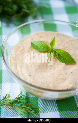 Karotten pürieren Suppe in einer durchsichtigen Schüssel, Essen Nahaufnahme Stockfoto