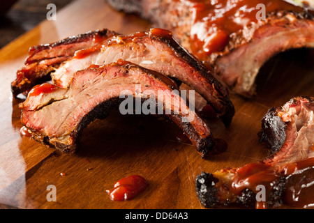 Geräuchertem Barbecue Schweinefleisch Spareribs mit Sauce Stockfoto