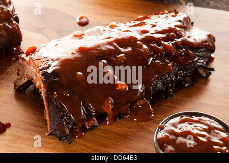 Geräuchertem Barbecue Schweinefleisch Spareribs mit Sauce Stockfoto