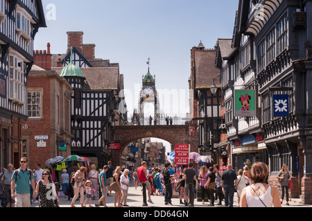 Eine geschäftige shopping-Nachmittag an einem warmen Sommertag in der römischen Stadt Chester, Eastgate gegenüber dem Eastgate Clock nachschlagen. Stockfoto