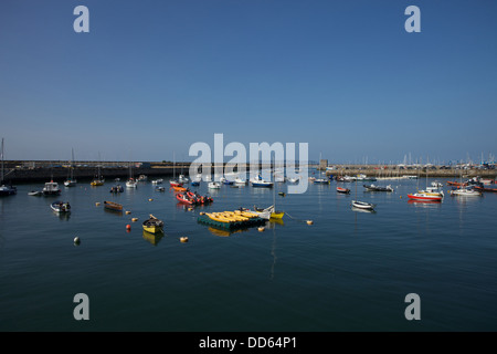 Boote im Hafen Dun Laoghaire, Dublin City Irland. Stockfoto