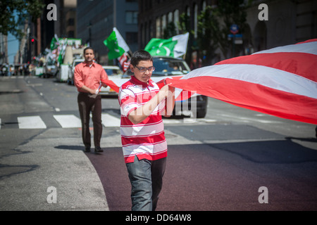 Pakistanisch-Amerikaner und ihre Anhänger marschieren auf der Madison Avenue in New York Stockfoto