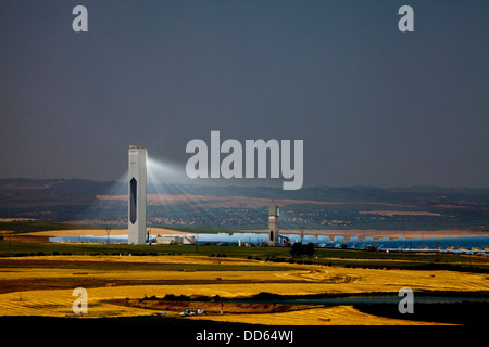 Die Planta Solar 20 (PS20) thermische SOLAR TOWER ist eine Solarthermie-Anlage in Sanlucar la Mayor in der Nähe von Sevilla in Spanien Stockfoto