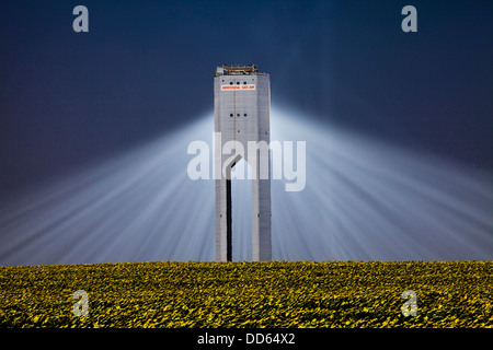 Die Planta Solar 20 (PS20) thermische SOLAR TOWER ist eine Solarthermie-Anlage in Sanlucar la Mayor in der Nähe von Sevilla in Spanien Stockfoto