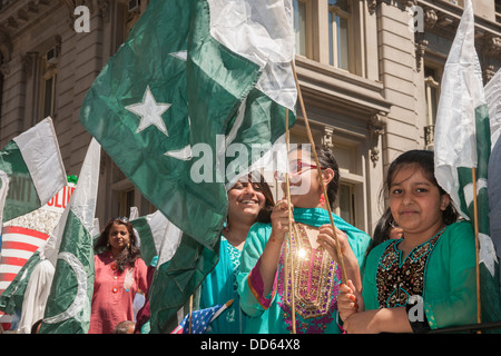 Pakistanisch-Amerikaner und ihre Anhänger marschieren auf der Madison Avenue in New York Stockfoto