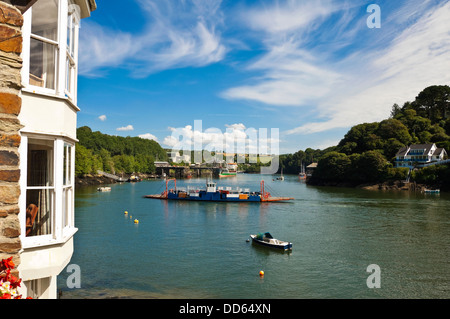 Horizontale Ansicht des Bodinnick Autos mit der Fähre als es überquert den Fluss Fowey an einem sonnigen Tag. Stockfoto