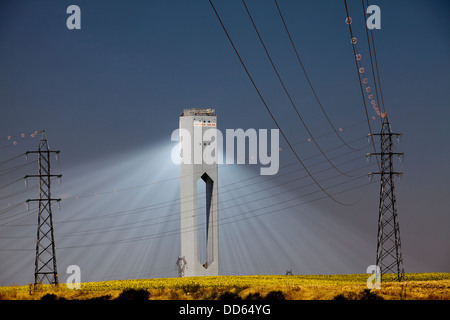 Die Planta Solar 20 (PS20) thermische SOLAR TOWER ist eine Solarthermie-Anlage in Sanlucar la Mayor in der Nähe von Sevilla in Spanien Stockfoto