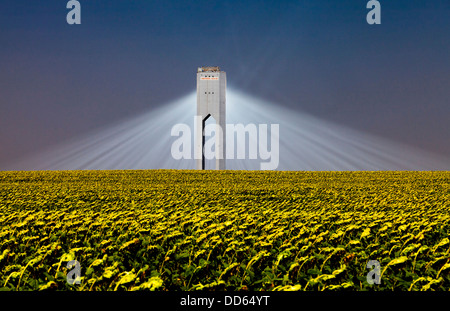 Die Planta Solar 20 (PS20) thermische SOLAR TOWER ist eine Solarthermie-Anlage in Sanlucar la Mayor in der Nähe von Sevilla in Spanien Stockfoto