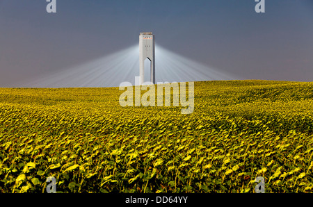 Die Planta Solar 20 (PS20) thermische SOLAR TOWER ist eine Solarthermie-Anlage in Sanlucar la Mayor in der Nähe von Sevilla in Spanien Stockfoto