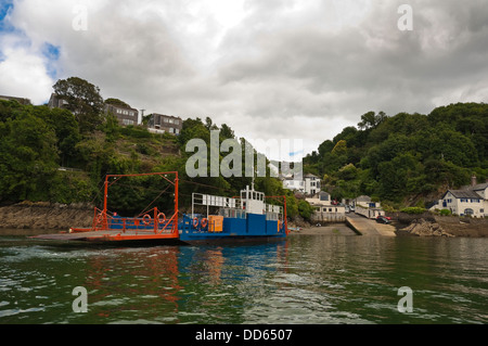 Horizontale Ansicht des Bodinnick Autos mit der Fähre als es überquert den Fluss Fowey an einem sonnigen Tag. Stockfoto