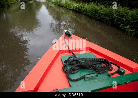 Der Bogen der roten und grünen schmalen Boot Kreuzfahrt auf einem Kanal Stockfoto