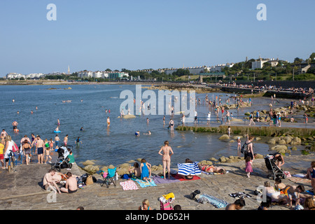 Menschen am Meer in der Stadt Dublin in Irland. Stockfoto