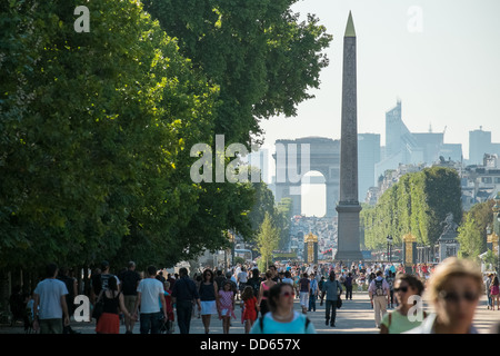 Menschenmassen entlang der Champs-Elysees, vom Place De La Concorde, der Arc de Triomphe in Paris, Frankreich. Stockfoto