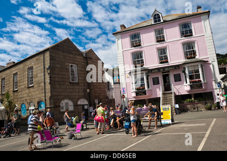 Horizontale Ansicht der Stadtkai in Fowey an einem sonnigen Tag. Stockfoto