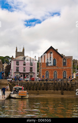 Vertikale Ansicht der Stadtkai in Fowey an einem sonnigen Tag. Stockfoto