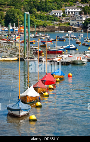 Vertikale Ansicht der traditionellen hölzernen Segelbooten festgemacht an einem sonnigen Tag auf dem Fluss Fowey Stockfoto