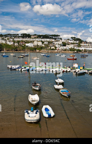 Vertikale Ansicht über den Fluss Fowey in Richtung Fowey an einem schönen sonnigen Tag. Stockfoto