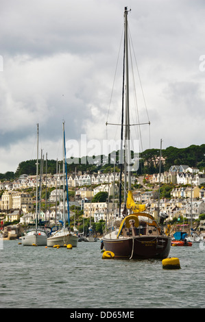 Vertikale Ansicht über den Fluss Fowey in Richtung Fowey an einem schönen sonnigen Tag. Stockfoto