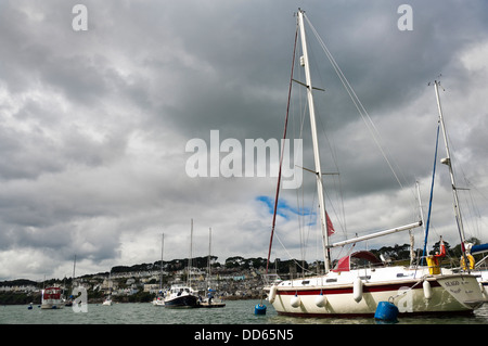 Horizontale Ansicht der festgemachten Jachten auf dem Fluss Fowey in Richtung Fowey an einem schönen sonnigen Tag. Stockfoto