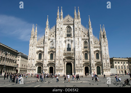 Die Piazza del Duomo vor dem berühmten Dom in Mailand Italien Stockfoto