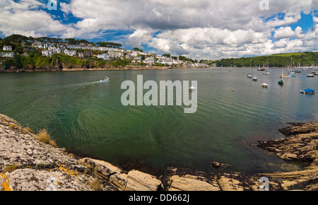 Horizontale Ansicht von Fowey über der Mündung des Flusses an einem sonnigen Tag. Stockfoto