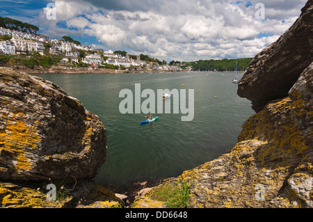 Horizontale Ansicht ein Kajakfahrer Meer paddeln am Fluss Fowey entlang an einem sonnigen Tag. Stockfoto