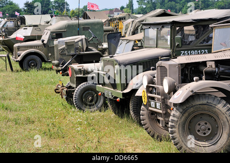 Krieg und Frieden Wiederbelebung, Juli 2013. Folkestone Racecourse, Kent, England, UK. Militärische Fahrzeuge Stockfoto