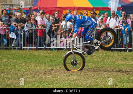 Horizontale Ansicht der Leute zu beobachten ein Motorrad Display Team bei einem Festival in der Sonne. Stockfoto