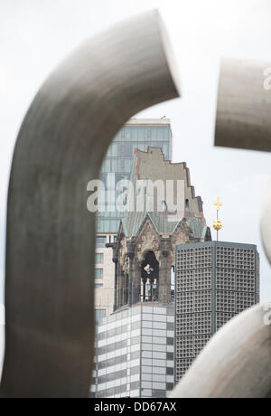 Die Kaiser-Wilhelm-Gedächtniskirche ist wieder mit der Skulptur "Berlin" im Vordergrund am Breitscheidplatz-Platz in Berlin, Deutschland, 27. August 2013 zu sehen. Der untere Bereich ist immer noch von Gerüsten bedeckt. Die Entfernung von dem Gerüst auf dem Sockel ist nur für Anfang 2014 geplant. Foto: RAINER JENSEN Stockfoto