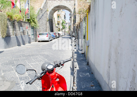 Ein roten italienischer Roller geparkt in den Gassen von St. Agnello in der Nähe von Sorrento, Italien Stockfoto
