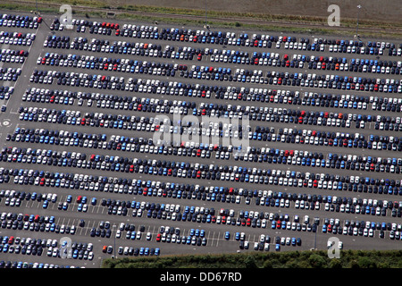 Luftbild des neuen Autos geparkt auf den Docks am Hafen von Immingham Stockfoto