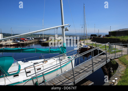 Yachten ankern Ardrishaig Becken zu Osteingang zum Crinan Kanal in Argyll, Rechtsdiskussion Stockfoto