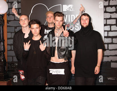 New York, New York, USA. 25. August 2013. DIE Nachbarschaft besucht den roten Teppich während "MTV 2013 Video Music Awards" im Barclays Center in Brooklyn, New York statt. Bildnachweis: Nancy Kaszerman/ZUMAPRESS.com/Alamy Live-Nachrichten Stockfoto