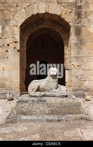 Löwenstatue in das archäologische Museum von Rhodos, im Krankenhaus von den Rittern des Johanniterordens, Rhodos Stadt, Rhodos, Griechenland. Stockfoto