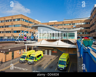 Krankenwagen wartet am Eingang der Unfall- und Notaufnahme Queens Medical Centre Nottingham England GB Europa Stockfoto