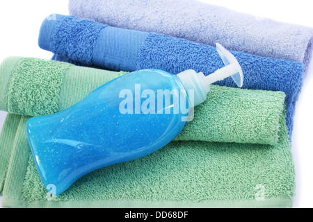 Flasche flüssige Seife und Handtücher isoliert auf weißem Hintergrund. Stockfoto