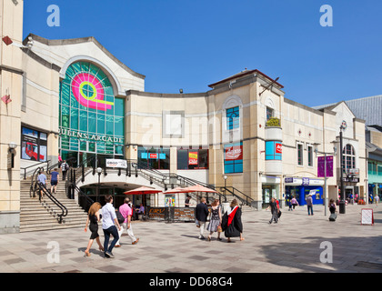 Queens Arcade-Außenansicht Eingang und Treppe Stadtzentrum von Cardiff South Glamorgan South Wales Großbritannien GB EU Europa Stockfoto