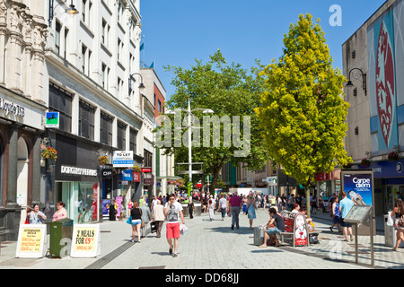 Cardiff Stadtzentrum Menschen, die die Queen Street hinauflaufen Cardiff Stadtzentrum South Glamorgan South Wales UK GB Europa Stockfoto