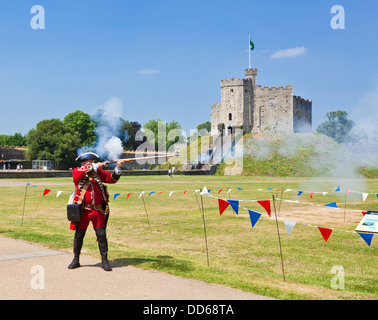 Muskete abfeuern Demonstration in das Gelände des Cardiff Castle mit der Norman halten Cardiff Wales Großbritannien GB EU Europa Stockfoto