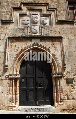 Der Club von Rhodos auf Ippoton, der gepflasterten Straße der Ritter, gesäumt von mittelalterlichen Gebäuden in Rhodos Stadt, Rhodos, Griechenland. Stockfoto