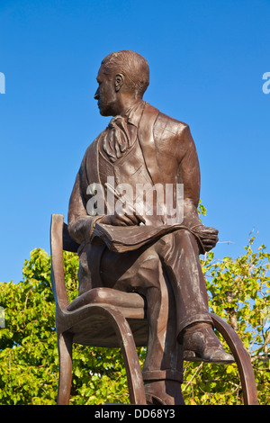 Ein 7 Fuß hohen Bronzestatue des Waliser Schauspieler und Komponist Ivor Novello Cardiff Bay Cardiff South Wales Großbritannien GB EU Europa Stockfoto